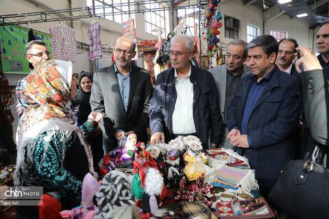 بازدید دستیار رئیس جمهور از غرفه هنرمندان صنایع‌دستی اردبیل