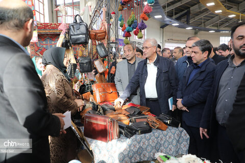بازدید دستیار رئیس جمهور از غرفه هنرمندان صنایع‌دستی اردبیل