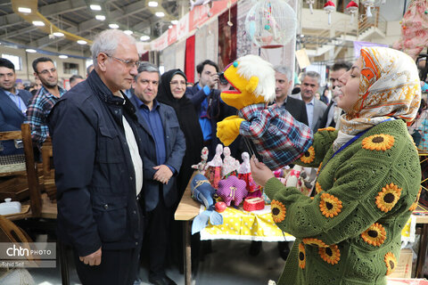 بازدید دستیار رئیس جمهور از غرفه هنرمندان صنایع‌دستی اردبیل