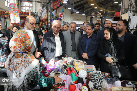 بازدید دستیار رئیس جمهور از غرفه هنرمندان صنایع‌دستی اردبیل
