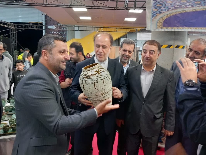 بازدید نایب رئیس مجلس از نمایشگاه ملی اقوام و صنایع‌دستی در همدان