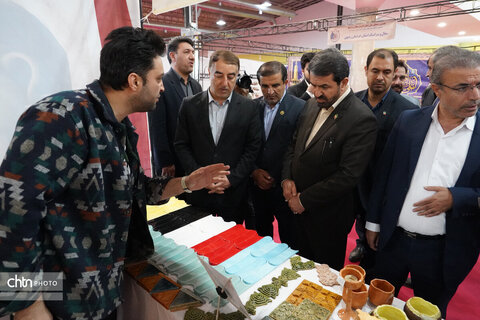 بازدید استاندار همدان از جشنواره اقوام عشایر و نمایشگاه صنایع‌دستی، سوغات و هدایا