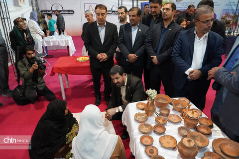 بازدید استاندار همدان از جشنواره اقوام عشایر و نمایشگاه صنایع‌دستی، سوغات و هدایا
