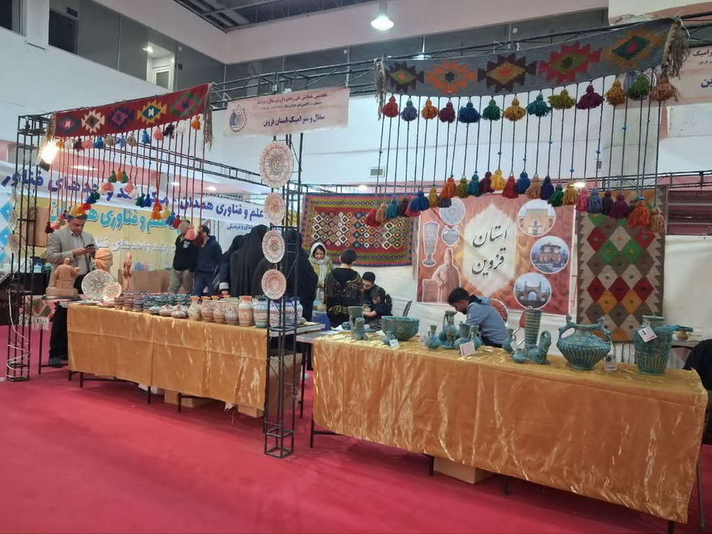 بازدید معاون و کارشناسان صنایع‌دستی قزوین از غرفه استان در نمایشگاه تخصصی سفال همدان