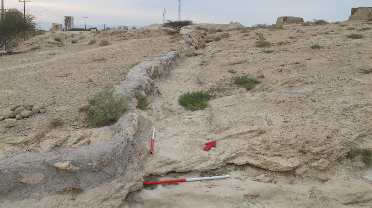 جوی دستکند جهت هدایت آب باران به حوضچه رسوب گیر