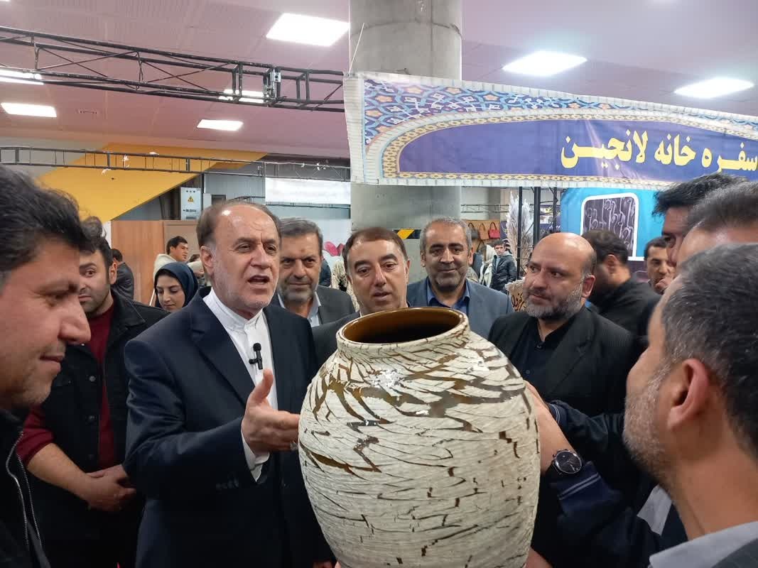 بازدید نایب رئیس مجلس از نمایشگاه ملی اقوام و صنایع‌دستی در همدان