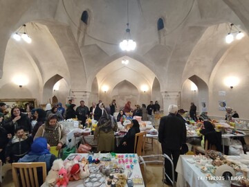 استقبال گسترده مردم از نمایشگاه مشاغل خانگی و صنایع دستی در حمام تاریخی و موقوفه میلان اسکو