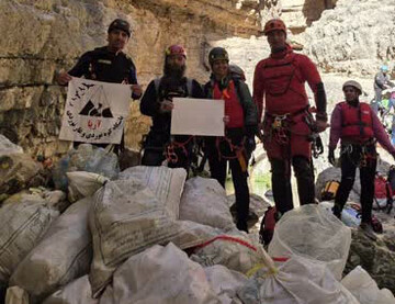 اقدام مشترک میراث‌فرهنگی و کوهنوردان/ تنگ رغز داراب از زباله پاکسازی شد