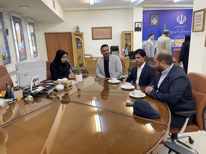 نشست انجمن حرفه‌ای راهنمایان گردشگری با سرپرست میراث‌فرهنگی قزوین/ هم‌افزایی برای توسعه و ارتقای کیفیت خدمات گردشگری