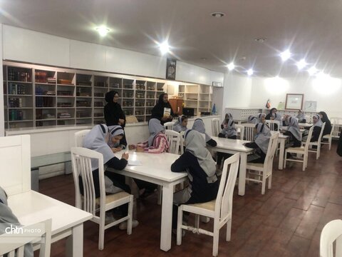 برنامه کتاب‌خوانی دانش‌آموزان بهشت زاهدان در موزه جنوب‌شرق برگزار شد