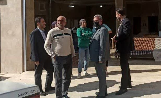 بازدید فرماندار محلات از کارگاه بانوان هنرمند رشته خراطی چوب در شهرک اصناف