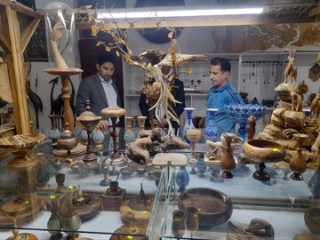 بازدید سرپرست اداره‌کل میراث‌فرهنگی استان مرکزی از بازارچه صنایع‌دستی و کارگاه‌های تولیدی خمین/ بررسی مشکلات هنرمندان