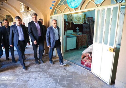 بازدید میدانی استاندار یزد از بازار سنتی و گارگاهای مهم مرمتی بافت تاریخی یزد ؛ دستور تسریع در مرمت پروژه‌های اولویت‌دار