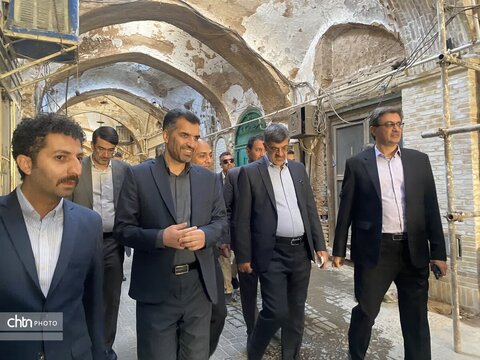 بازدید میدانی استاندار یزد از بازار سنتی و گارگاهای مهم مرمتی بافت تاریخی یزد ؛ دستور تسریع در مرمت پروژه‌های اولویت‌دار
