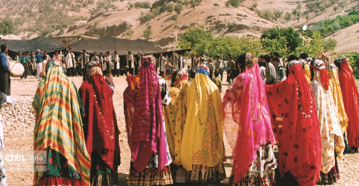 لباس‌های محلی چهارمحال و بختیاری، پوشش‌هایی رنگین‌کمانی