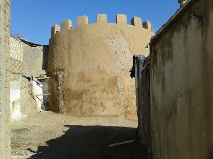 احیای بنای تاریخی برج و باروی زنجان مورد توجه قرار می‌گیرد