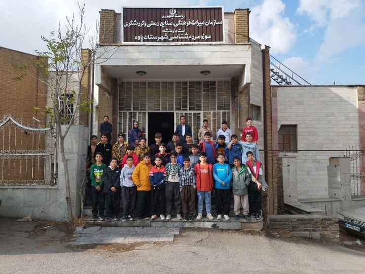 بازدید دانش‌آموزان پاوه‌ای از موزه مردم‌شناسی