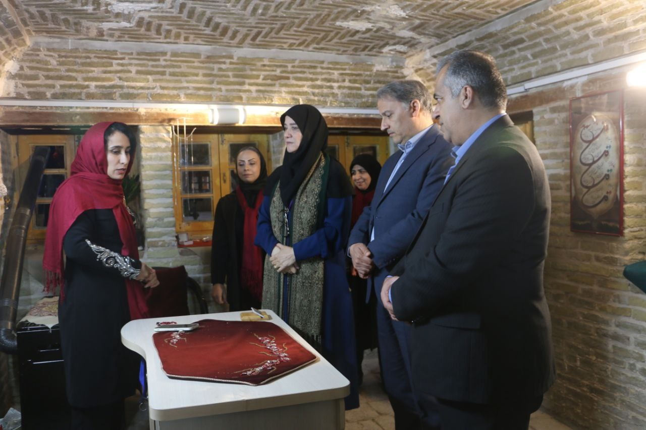 تأکید بر کاربردی‌سازی صنایع‌دستی و رفع چالش‌های هنرمندان