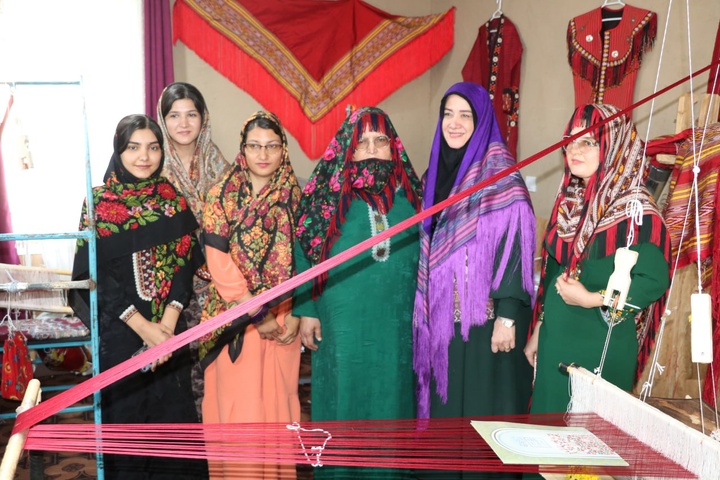 زنجیره کامل ابریشم‌بافی در رازوجرگلان؛ ظرفیت کم‌نظیر خراسان شمالی