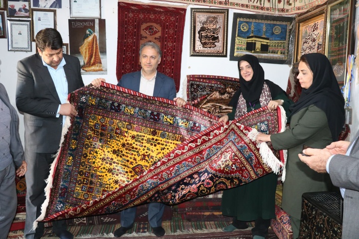 قالی دوروی ابریشم رازوجرگلان شایسته ثبت به‌عنوان گنجینه زندگی بشری است