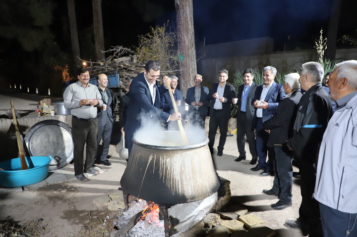 برگزاری مراسم پخت غلور و قرائت زیارت عاشورا در باغ و عمارت جهانی اکبریه بیرجند