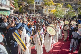 حضور چند هزار نفری مردم در جشن شکرانه انار پاوه