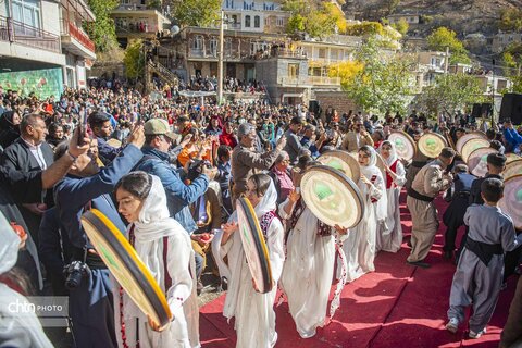 حضور چند هزار نفری مردم در جشن شکرانه انار پاوه