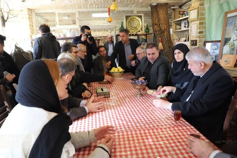 بازدید وزیر میراث‌فرهنگی از اقامتگاه سنتی ایلخانی در شهرستان سلطانیه