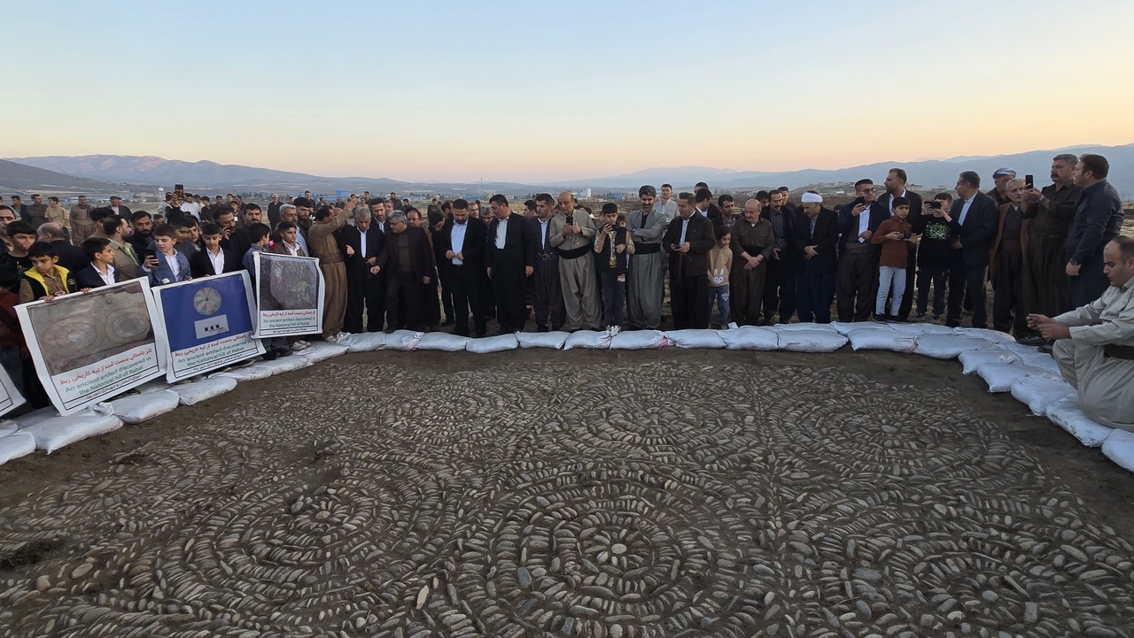 تماشای هنر ۲۷۰۰ ساله؛ سنگ‌فرش‌های دایره‌ای ربط در مرکز توجه/ بازدید باستان‌شناسان از تپه ربط