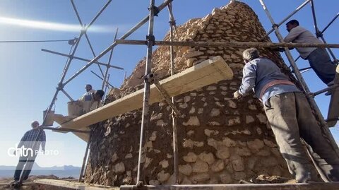 بازدید مدیر کل میراث فرهنگی یزد از کارگاه داوطلبانه مرمت اضطراری برج سنگی تاریخی روستای زارکوییه بهاباد