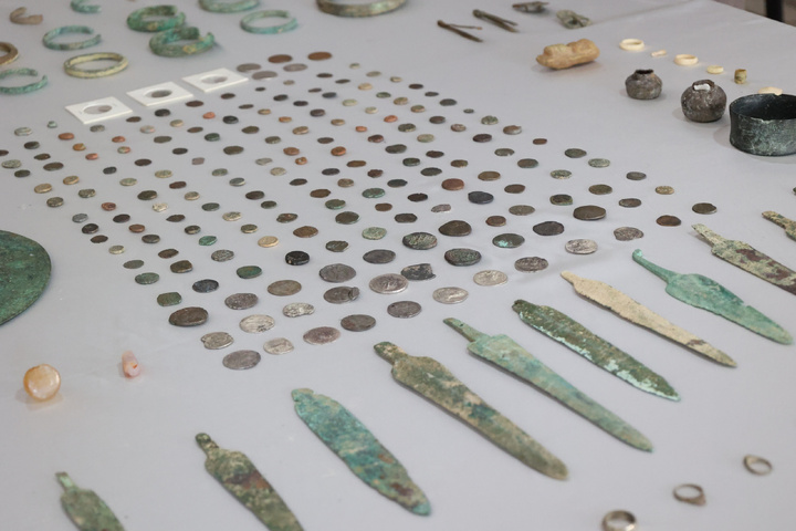 دستگیری عاملان خرید و فروش اشیای تاریخی در سنندج/ ۴۰۰ قطعه شئ تاریخی کشف‌وضبط شد