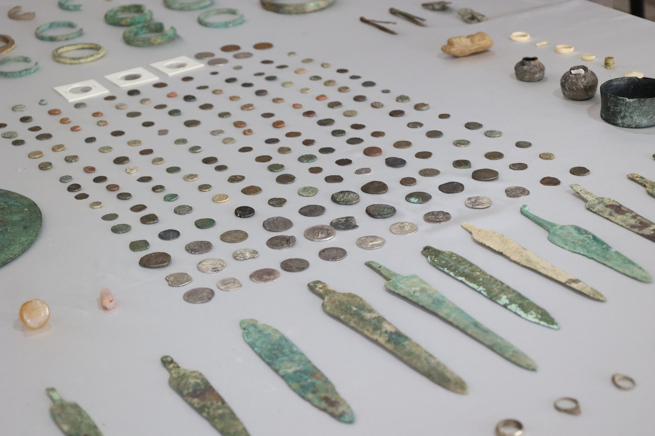 دستگیری عاملان خرید و فروش اشیای تاریخی در سنندج/ ۴۰۰ قطعه شئ تاریخی کشف‌وضبط شد