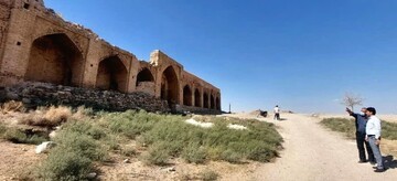 شاهکار معماری صفوی در مسیر احیای دوباره/ فاز اول مرمت کاروانسرای شاه عباسی ورده با حضور مسئولان استانی کلید خورد