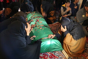 یاس کبود، یادمانی در دل مردم