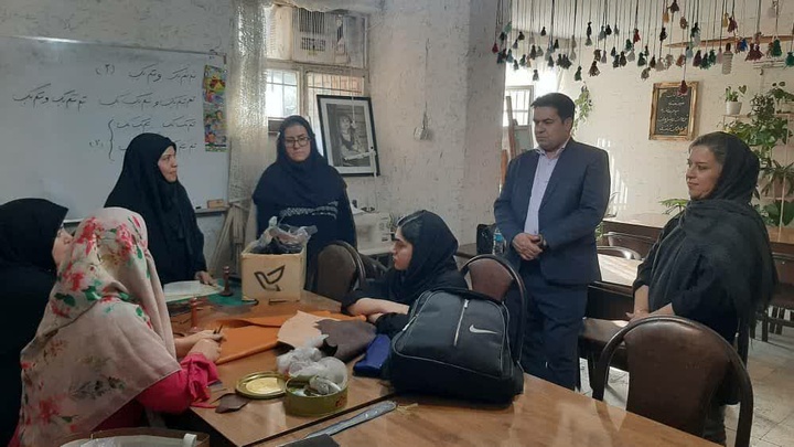 برگزاری دوره آموزشی چرم‌دوزی دستی در محلات با حضور هنرمندان محلی