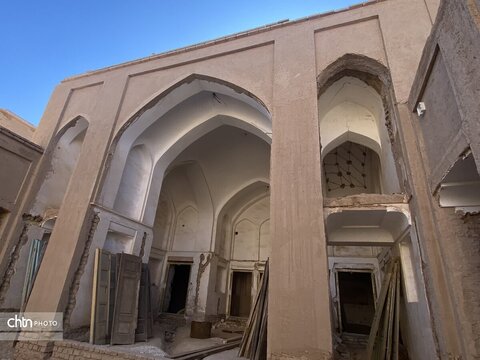 بازدید برزین ضرغامی مدیر عامل صندوق احیا و بهره برداری از اماکن تاریخی و فرهنگی و هیئت همراه از مجموعه چرخاب اردکان