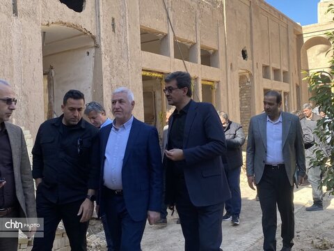 بازدید برزین ضرغامی مدیر عامل صندوق احیا و بهره برداری از اماکن تاریخی و فرهنگی و هیئت همراه از مجموعه چرخاب اردکان