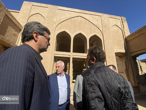 بازدید برزین ضرغامی مدیر عامل صندوق احیا و بهره برداری از اماکن تاریخی و فرهنگی و هیئت همراه از مجموعه چرخاب اردکان
