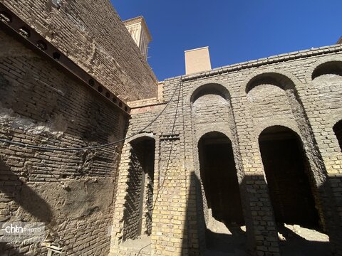 بازدید برزین ضرغامی مدیر عامل صندوق احیا و بهره برداری از اماکن تاریخی و فرهنگی و هیئت همراه از مجموعه چرخاب اردکان