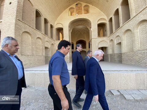بازدید برزین ضرغامی مدیر عامل صندوق احیا و بهره برداری از اماکن تاریخی و فرهنگی و هیئت همراه از مجموعه حجت آباد وزیر
