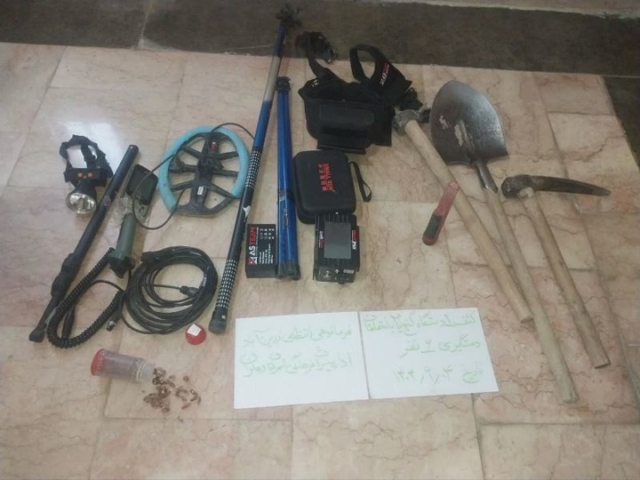 کشف و ضبط  ۲ دستگاه فلزیاب و ۱۶۲ مهره تاریخی از حفاران غیرمجاز در دهلران ایلام