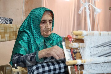 رویین؛ روستای ملی چادرشب‌بافی و میراثی که هنوز با دستان خاله‌سارا می‌تپد