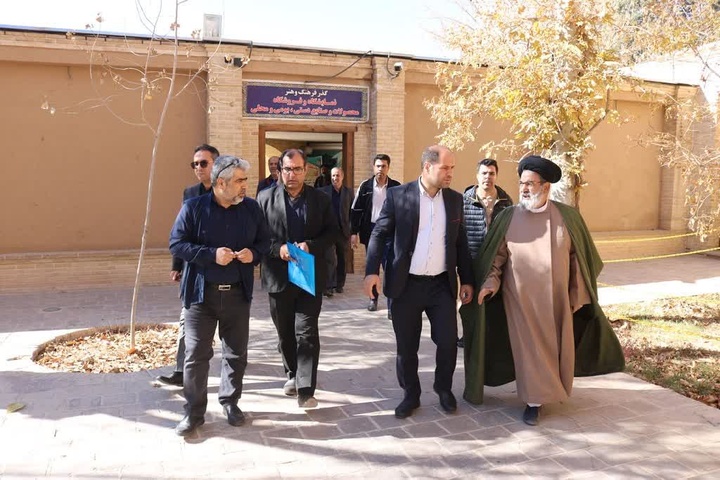 بازدید فرماندار خمین از بیت تاریخی حضرت امام(ره) برای برنامه‌ریزی نمایشگاه‌های هفته فرهنگی شهرستان