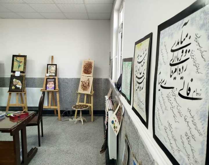 نمایشگاه آثار هنری و صنایع‌دستی در کمیجان به مناسبت هفته فرهنگی برگزار شد