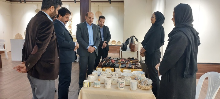 بازدید فرماندار لاهیجان از نمایشگاه صنایع‌دستی به مناسبت هفته بسیج