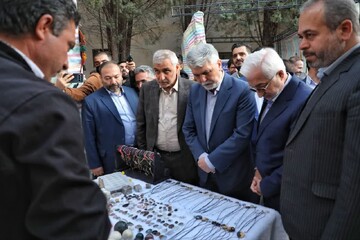 بازدید وزیر فرهنگ و ارشاد اسلامی از غرفه صنایع‌دستی اسفراین در نخستین همایش ملی شناخت مفاخر خراسان شمالی