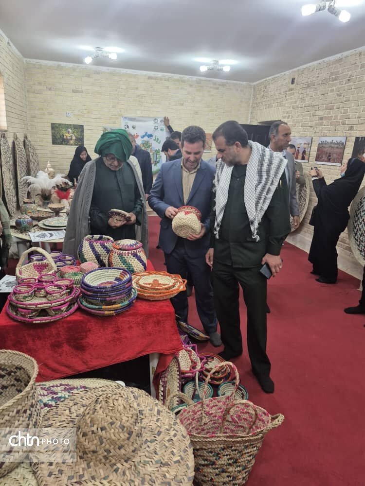 برگزاری نمایشگاه صنایع‌دستی در شهرستان کارون به مناسبت هفته بسیج