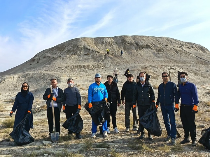 پاک‌سازی محدوده ارگ نادری شیروان با مشارکت انجمن‌های مردمی