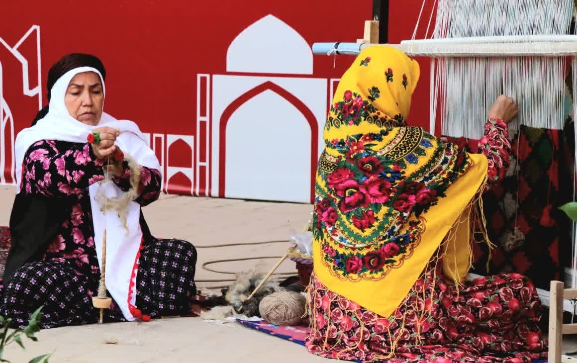 بازدید معاون صنایع‌دستی استان مرکزی از نمایشگاه هنرهای دستی همزمان با برگزاری جشنواره انار ساوه