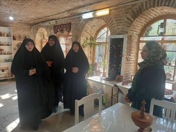 بازدید رئیس جامعه زنان بسیج کشور از خانه صنایع‌دستی جاجرمی